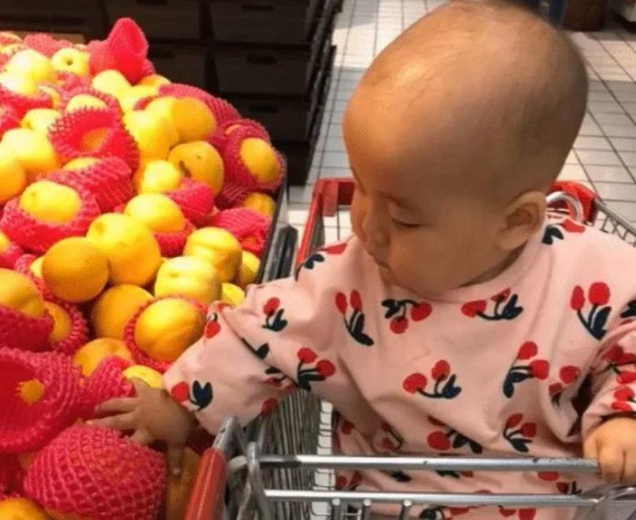小朋友把超市的桃子扎了个洞,熊孩子把超市桃子扎了个洞