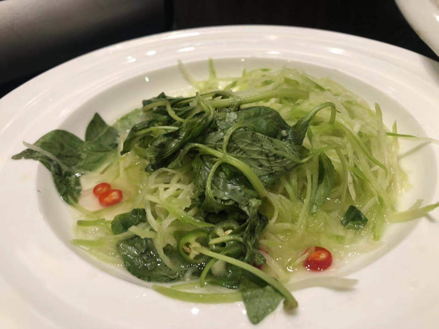 郑州石磨烩面喧嚣热闹，深夜开车路过吃一碗，这几道硬菜过目不忘