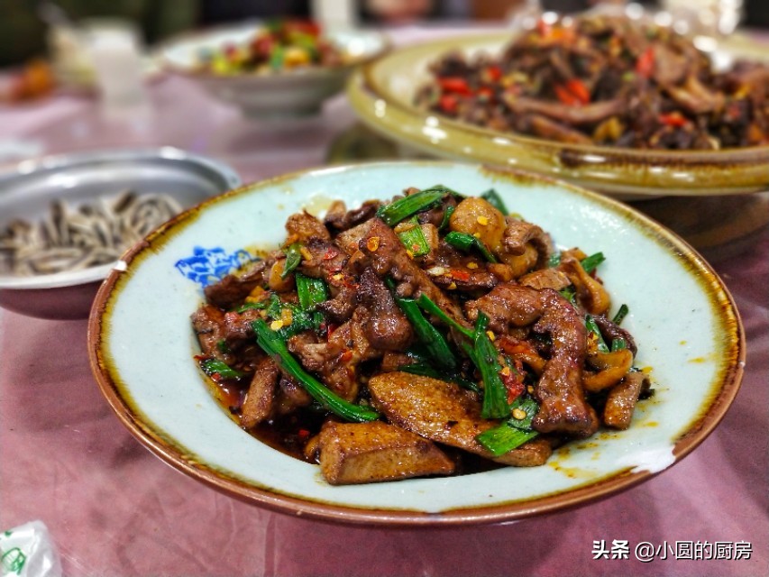 十个朋友聚餐点多少菜合适,朋友聚会10个人点多少菜合适