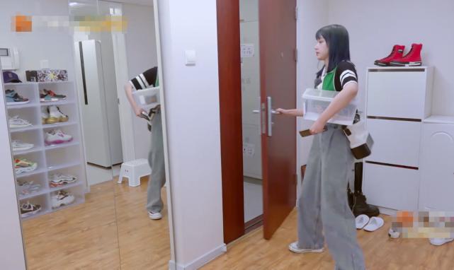 都说明星的衣服多，看到程潇的衣柜，很多普通女生都比她挂的满