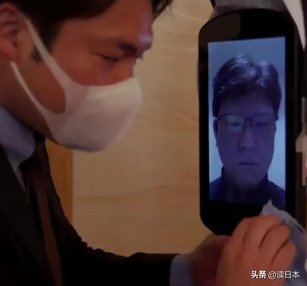 画风诡异的日本云毕业典礼，场面似僵尸电影！网友：有被吓到！