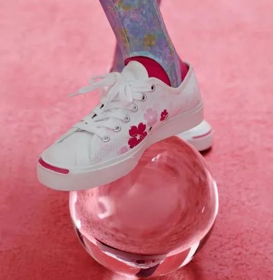 今年流行的帆布鞋宽头,今年流行的帆布鞋花纹