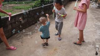 63岁中国大爷靠玩木头火到国外,61岁大爷惊呆外国人