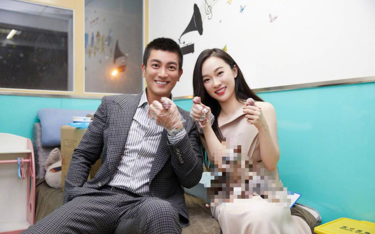 霍思燕深夜聚餐,霍思燕私下抽烟