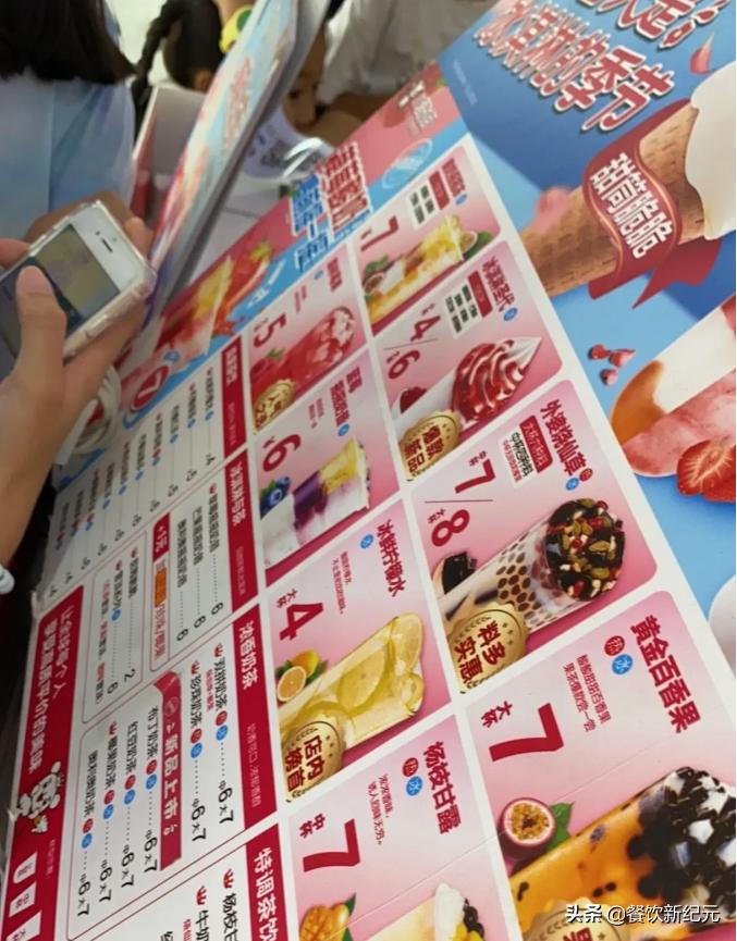 河南新乡，男子买奶茶表示蜜雪冰城好喝，浑然不知，这是山寨店