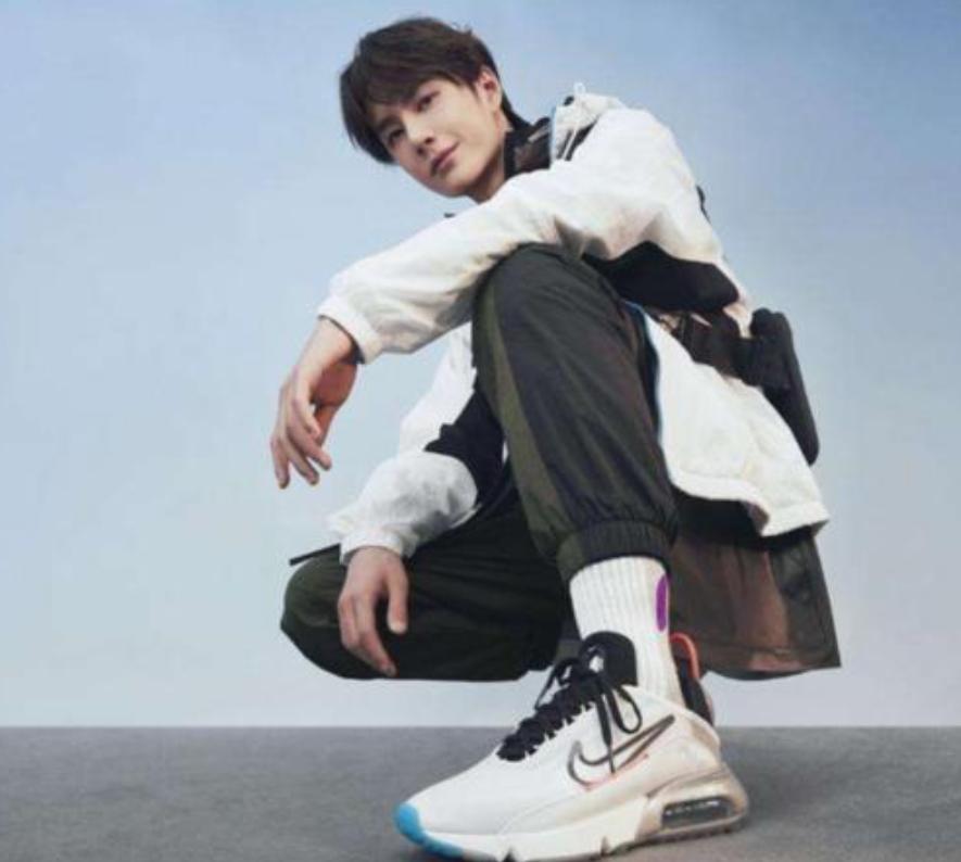 顶风作浪？香港知名艺人不避讳继续晒耐克鞋，惹网友嘲讽：真会玩