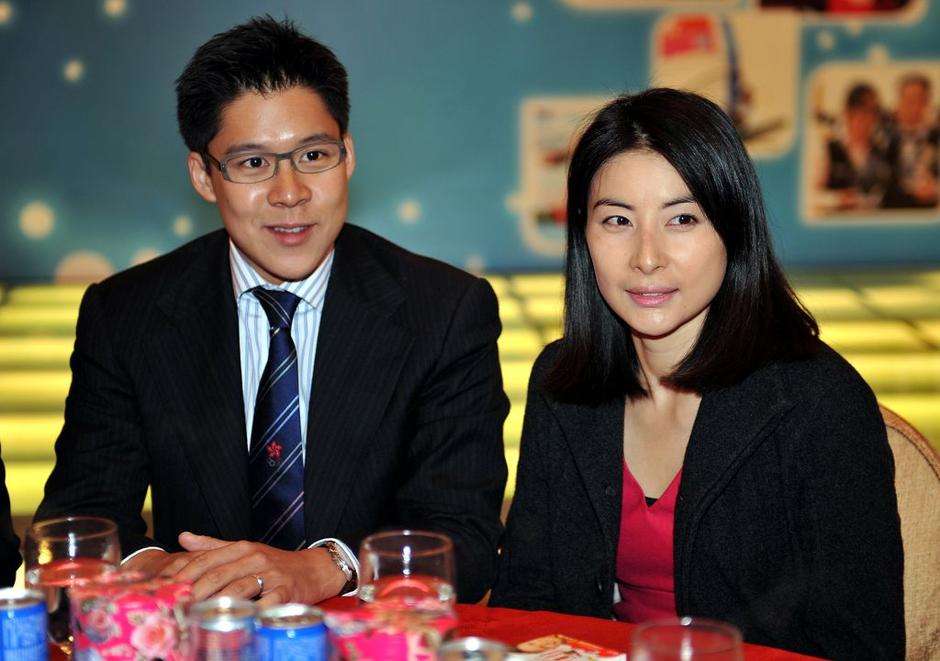 郭晶晶买地摊货的样子,阔太太郭晶晶