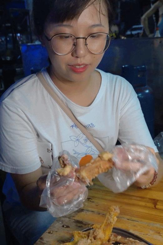 你愿意把夜晚交给谁？是舞台上的高跟鞋，还是大排长龙的宵夜摊