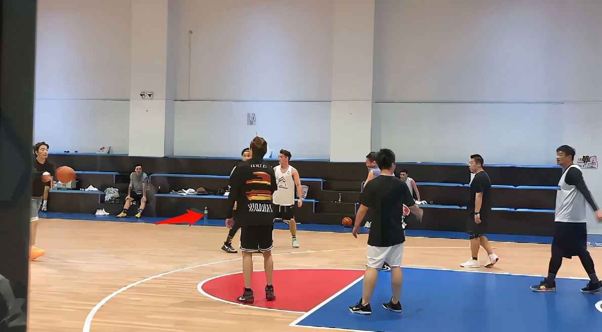 蔡徐坤跟郑恺打篮球的视频,蔡徐坤和郑恺打篮球视频