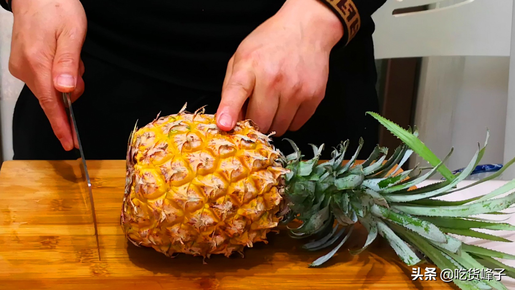 教你菠萝这样切，水果店老板不削皮都不怕，简单又快速，还不脏手
