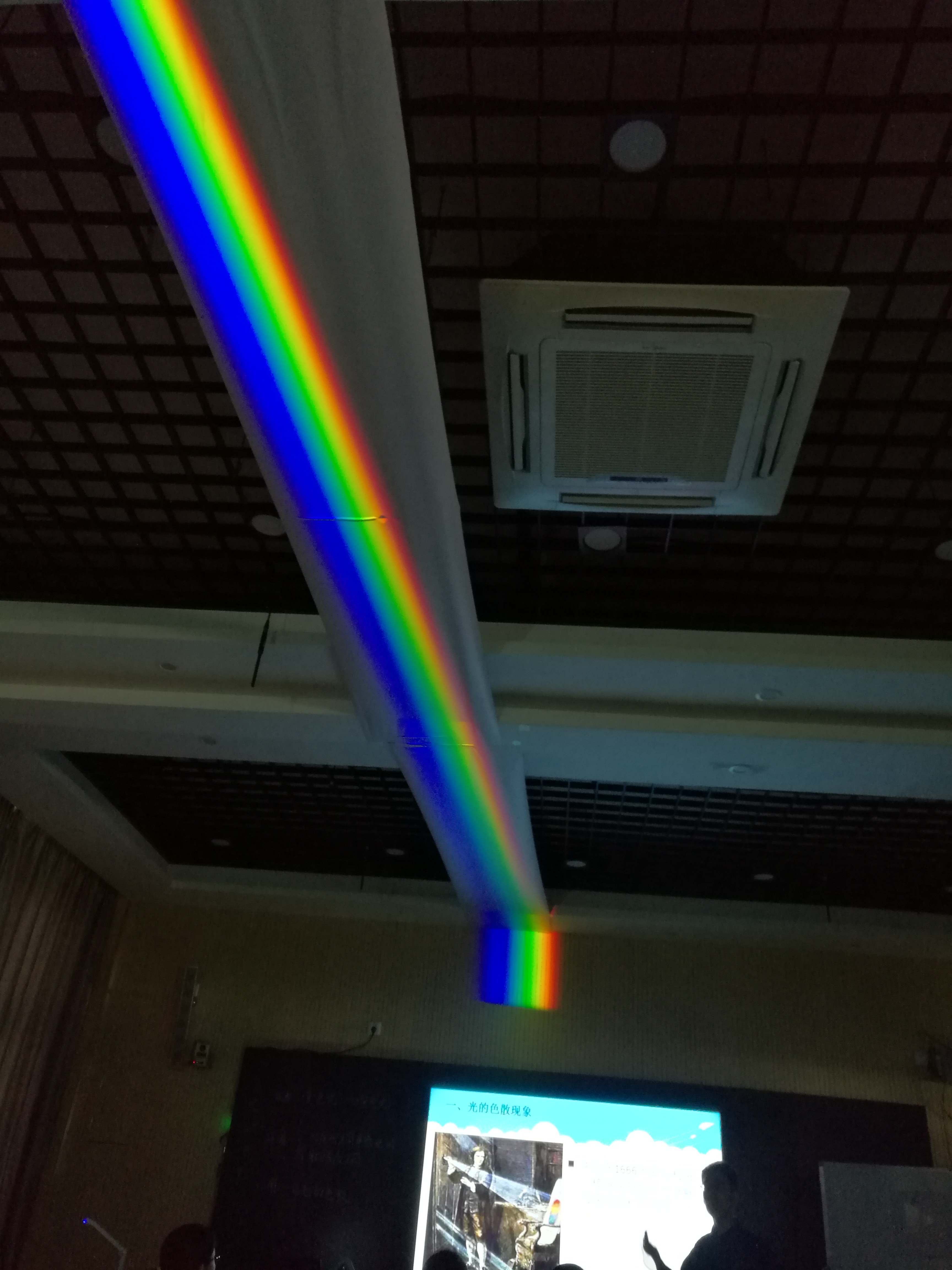 上海奉贤乡村教师化身“魔术师”,把“彩虹”引入物理课堂