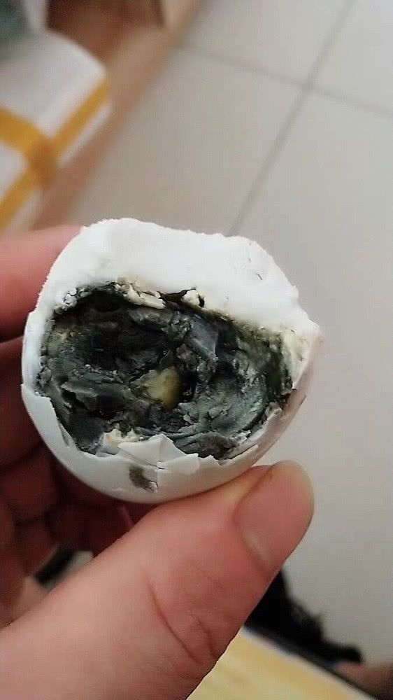 腌出来的臭鸡蛋苦能吃吗,腌臭的鸡蛋吃了好吗