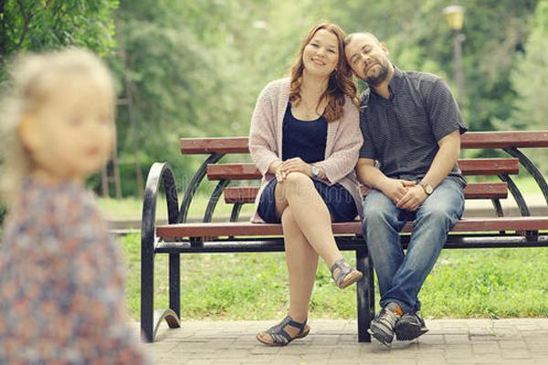 家长陪娃睡觉的图片,90后父母带孩子睡觉照片