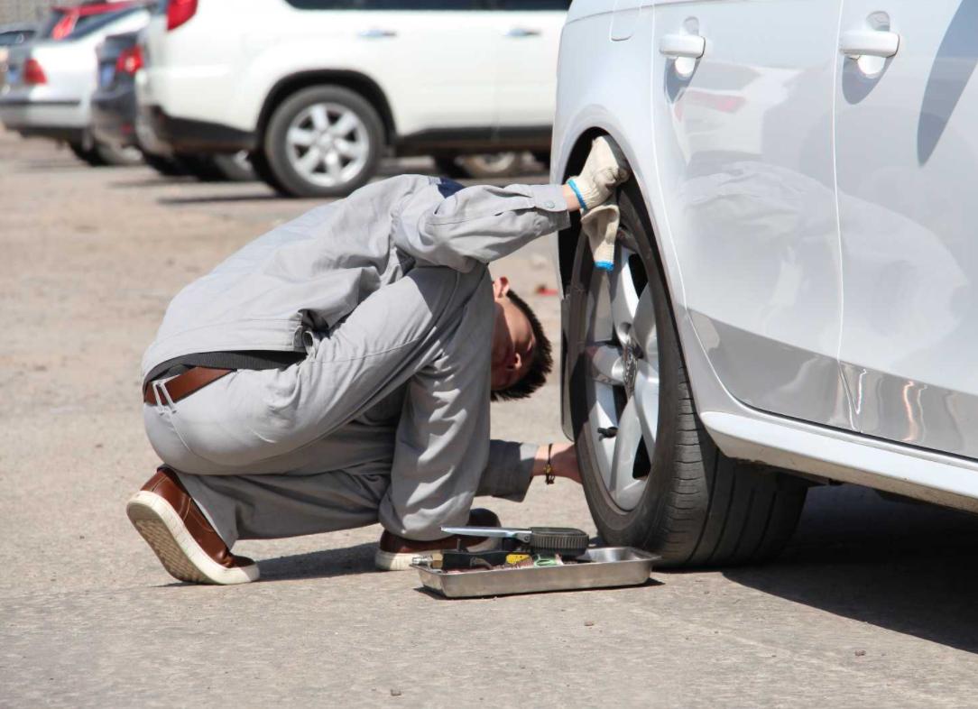 轮胎被人故意扎了怎么辨别,轮胎被人故意扎了会出现什么危险