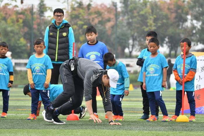 在孩子心中种下一颗美好的种子,在孩子们心中播种红色种子