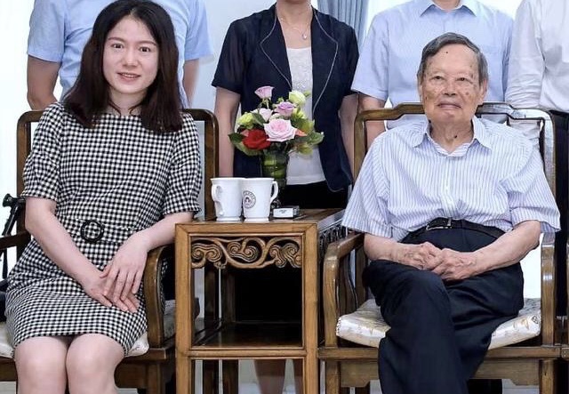 28岁翁帆嫁82岁杨振宁,相差54岁祖孙恋,16年来幸福吗?