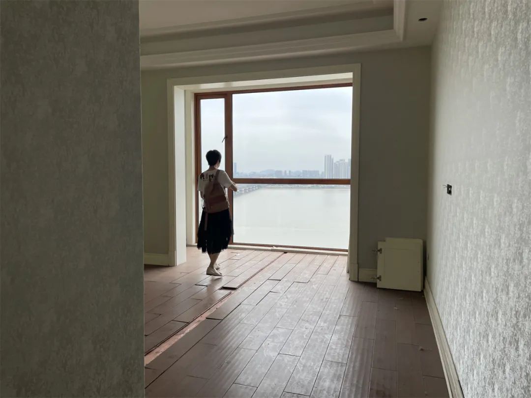 一线江景法拍房,一家老小都出动