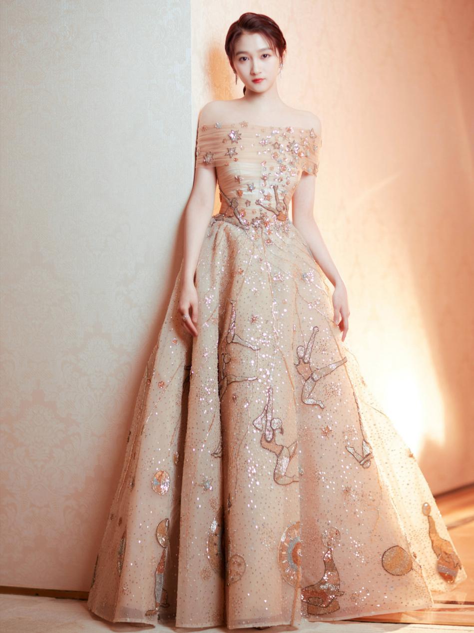 原来关晓彤也有傲人身材,关晓彤恋爱3年