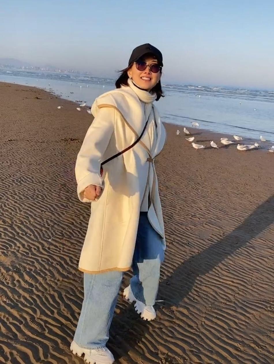 45岁牛莉出席活动大秀好身材,45岁牛莉素颜出行