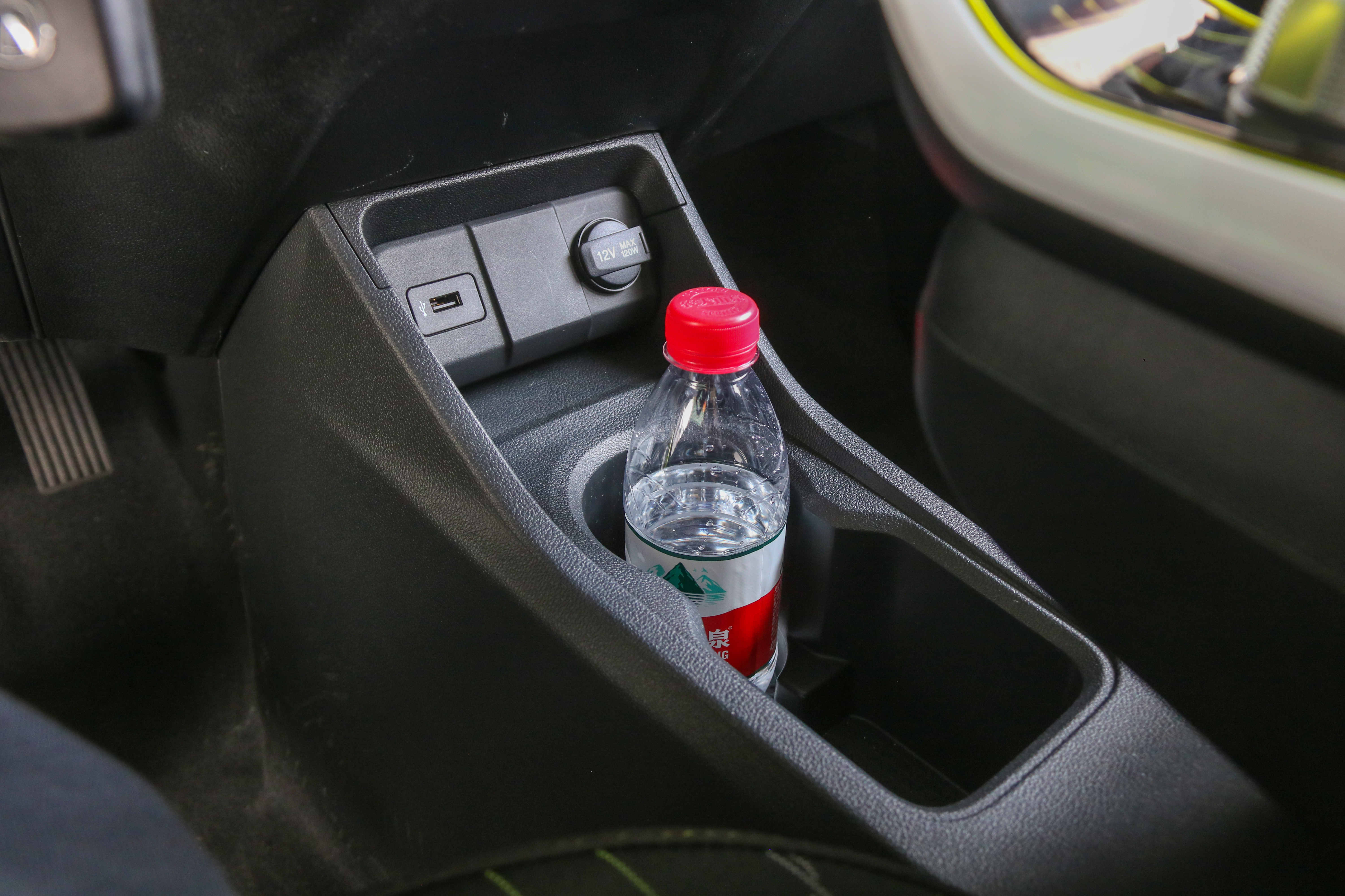 后备箱只放一只鞋,后备箱球鞋