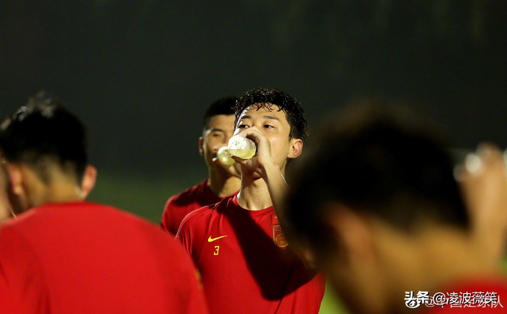 武磊洛国富拥抱,武磊赤膊