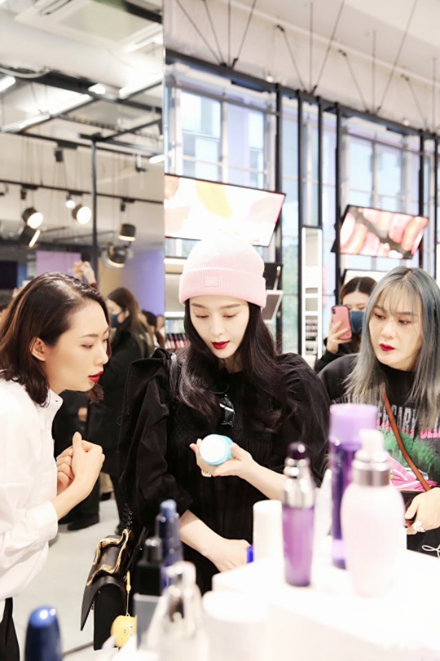 范冰冰穿恨天高跷二郎腿 (范冰冰穿黑色披风踩恨天高)