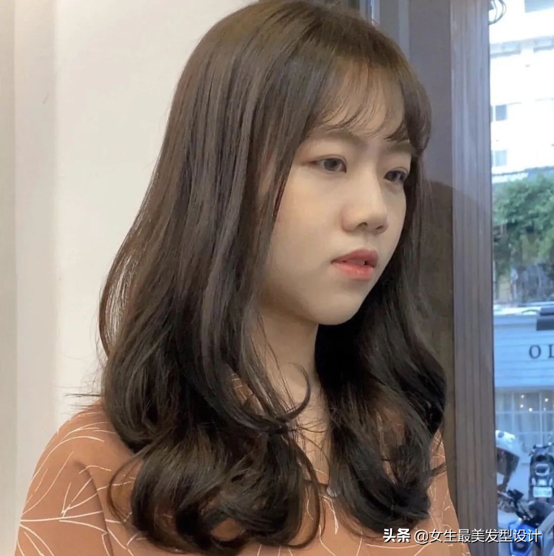 中长卷发扎温柔减龄披肩发,中长发成熟卷发教程