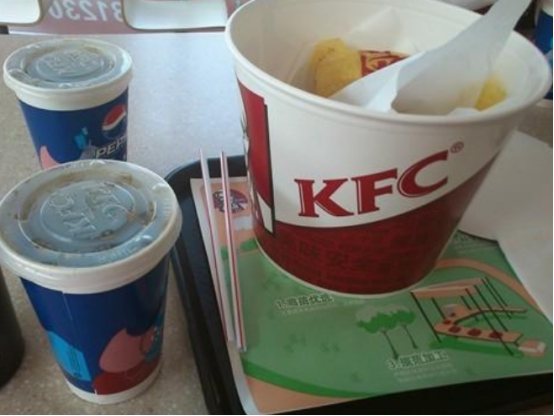 全家桶里面为什么要放一张“白纸”?离职员工直言:别有用意