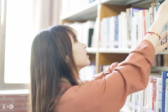 小说：当初自称自己无敌，如今面对野猪的威胁，他被吓坏了