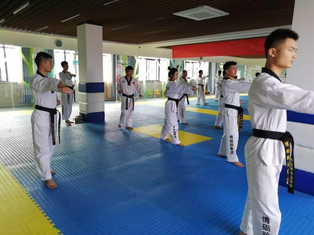 花式压腿训练,老师压腿训练