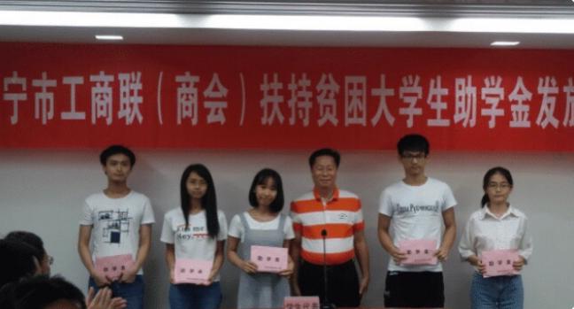 大学领助学金穿名牌,大学贫困生穿名牌