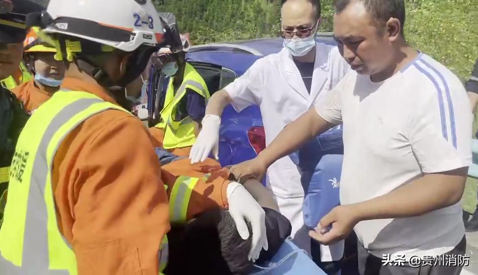 两车相撞一车头严重损毁,两车相撞损毁严重现场一片狼藉