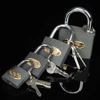 大门上挂着很多东西,三环大门挂锁6把钥匙