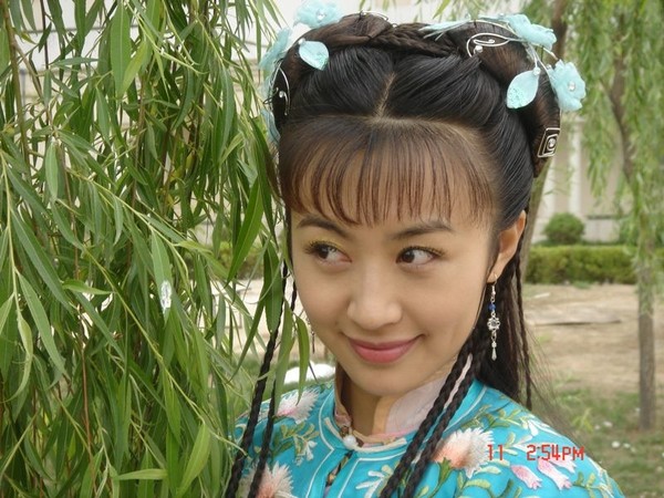 李菲儿照片白衣,李菲儿穿白色简约t恤