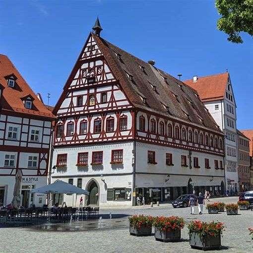 陨石撞出最贵小镇！城墙内镶“7.2万吨钻石”闪闪发光