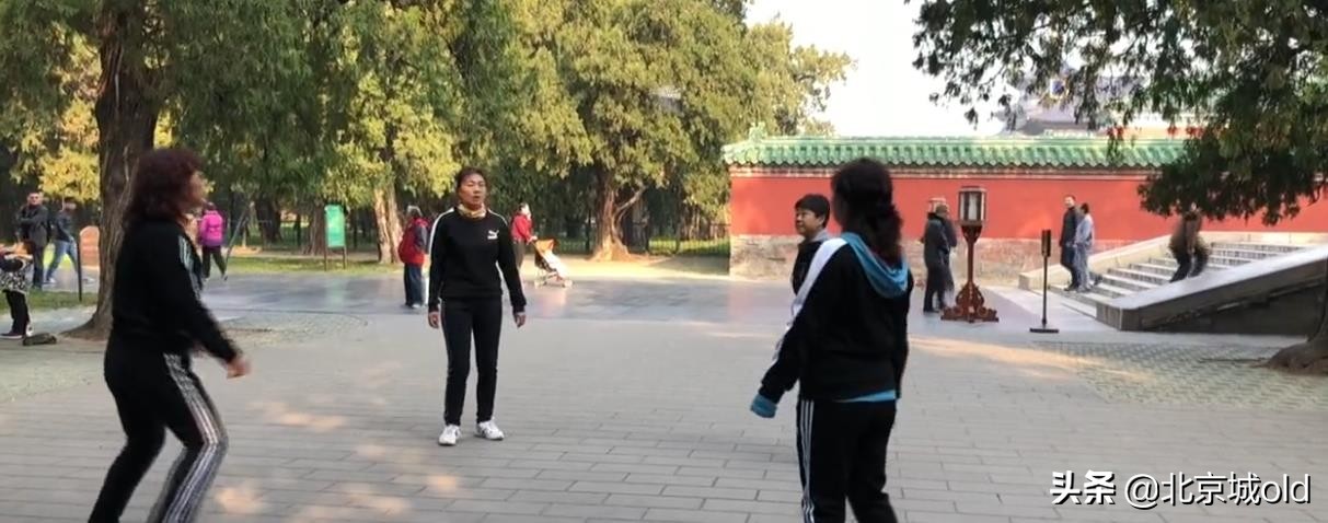 京城残手毽王小斗儿，身怀绝技不称王，其实这就是北京精神