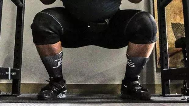 深蹲后腰疼的走不了路如何缓解,深蹲训练时腰疼的原因和改善方案