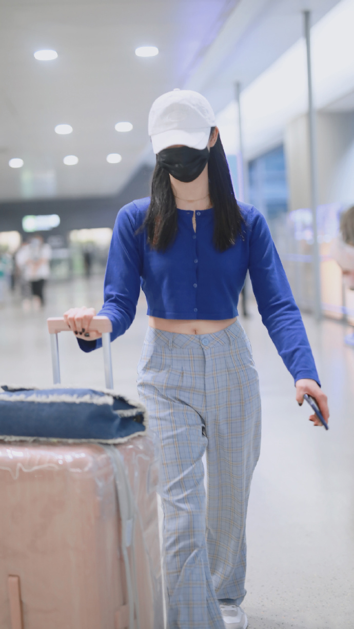 周洁琼牛仔裤穿衣搭配,周洁琼轻松get甜美风穿搭