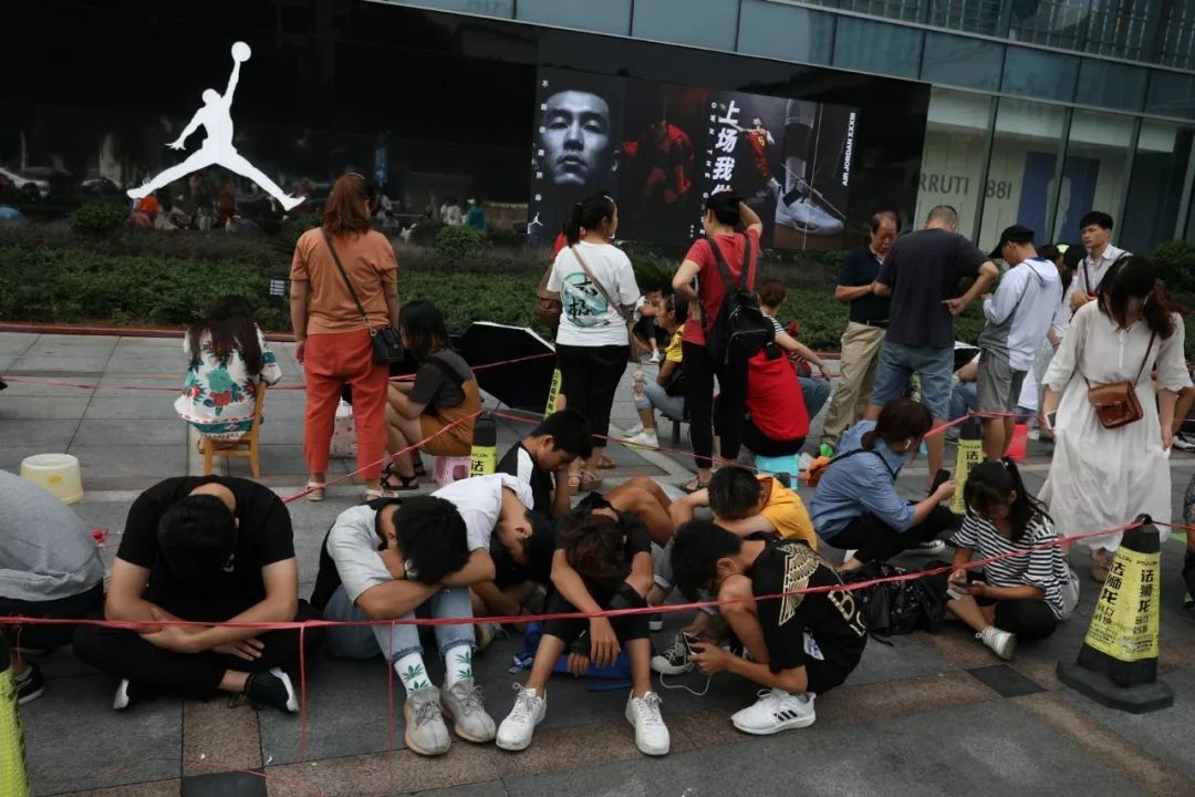 花5万订了8双AJ爆款鞋，一条微信让他崩溃！杭州北京好多“炒鞋族”被坑惨……