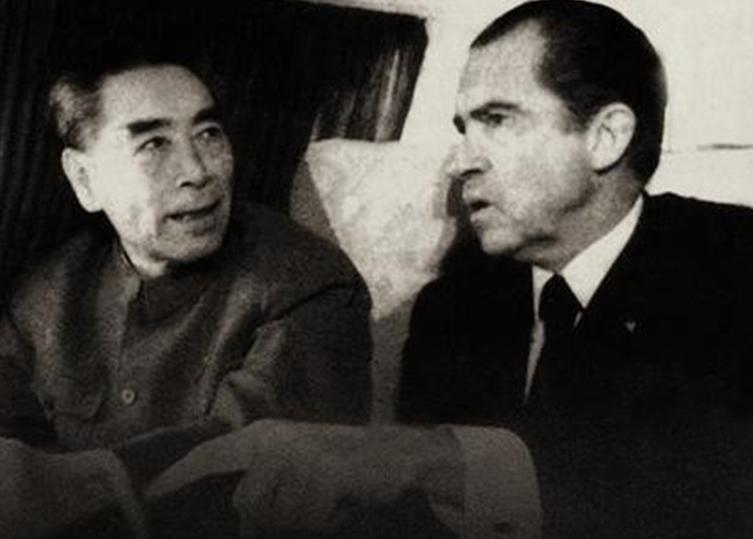 尼克松访华,假装说喜欢烟盒上熊猫图案,周恩来拍板:送两只真的