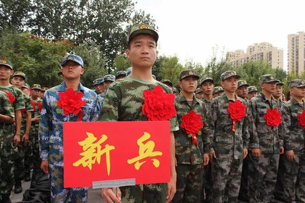 拒不服兵役的新兵退回去怎么处理,新兵被除名有多严重
