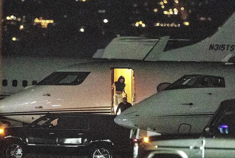 贝佐斯女友当街亲他一脸口红，浑身巨钻，富婆气息，转正的节奏？