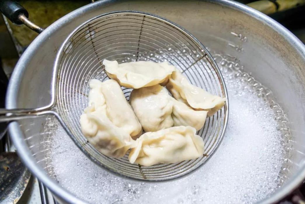 煮饺子技巧怎样知道饺子熟了,怎样煮冻饺子不破皮不粘锅