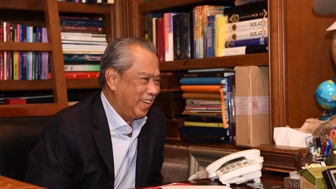 泰国巫师做法祛除晦气竟需摸隐私部位；男子与棺材一同隔离