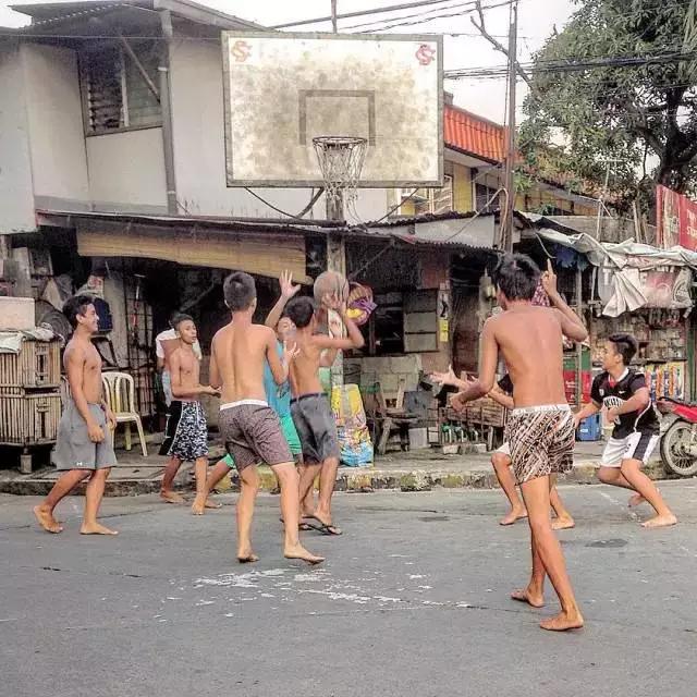 简直杀人，球场飞踹16岁少年！别把我们的篮球场变凶案现场