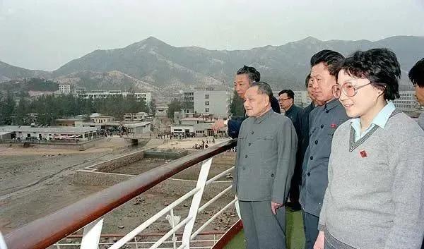 四十年后天堂向右深圳向左,天堂往左深圳往右简介