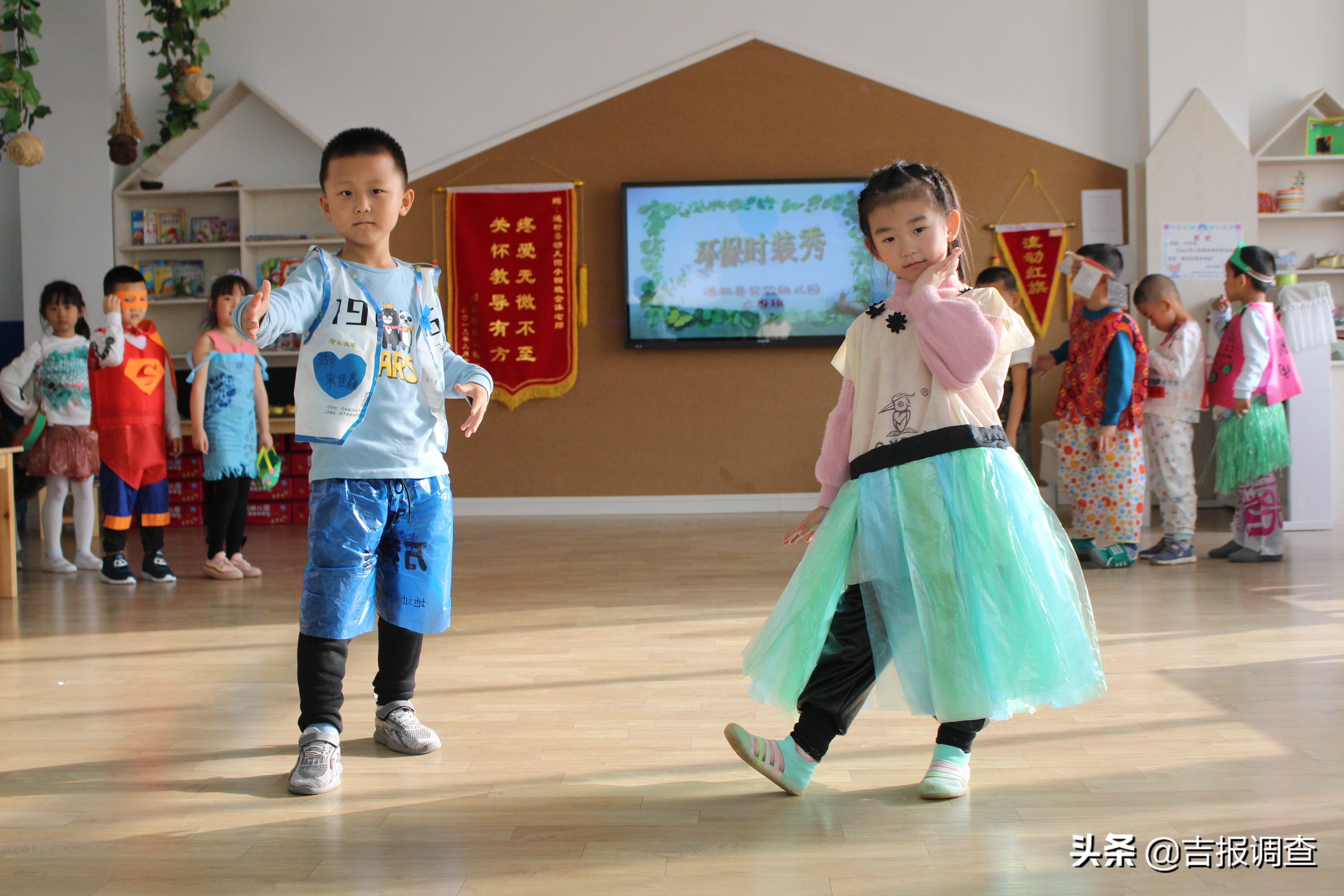 废纸壳做衣服幼儿园,废旧纸壳制作幼儿园