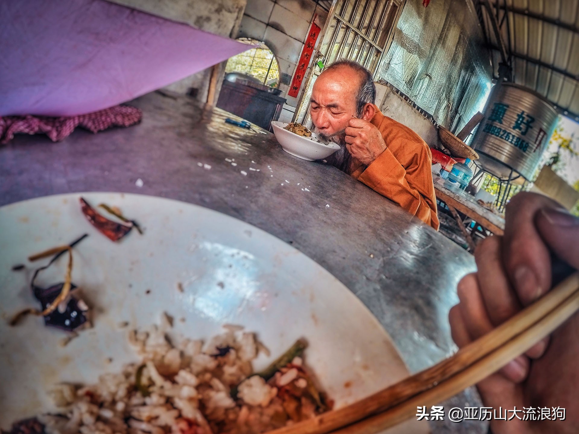 中缅边境的佛寺,旅途中遇到藏区僧人