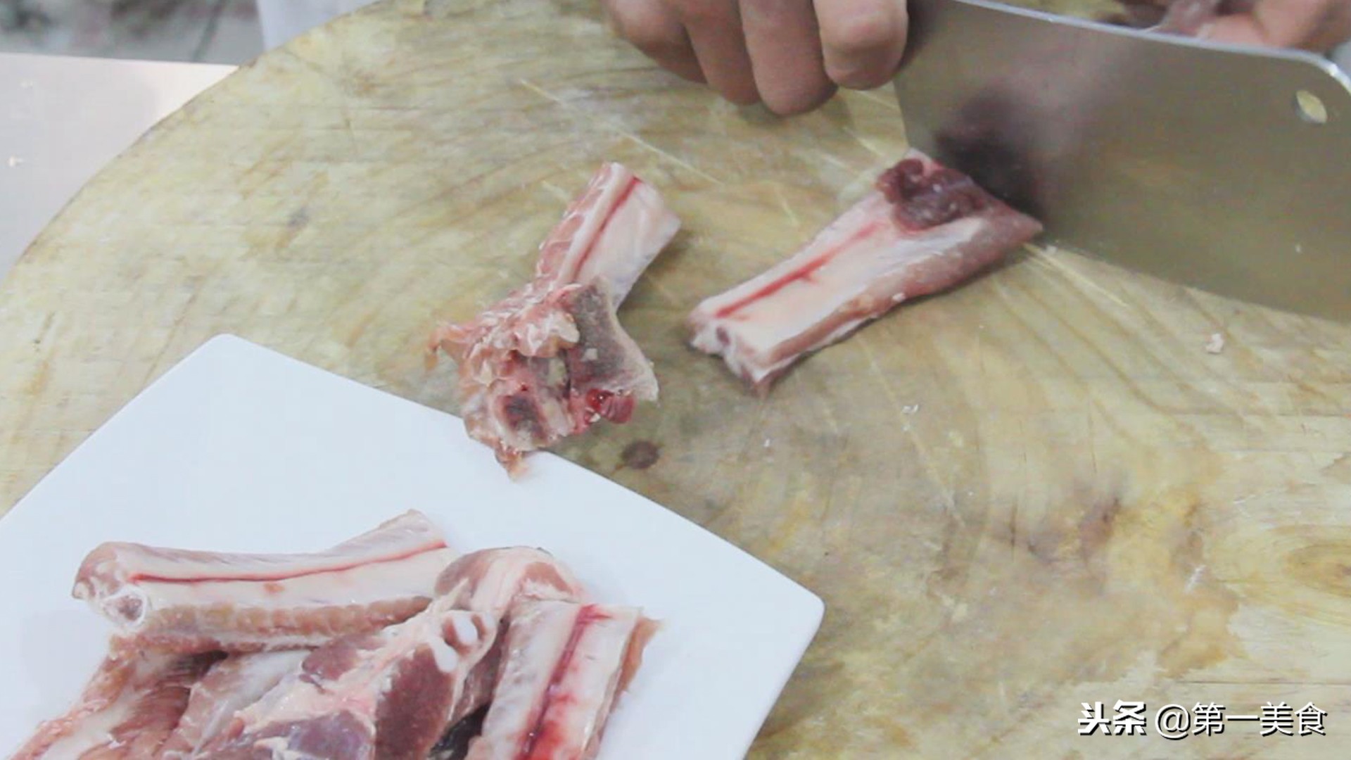 如何做出的排骨特别的香酥软烂,焦香排骨的详细做法