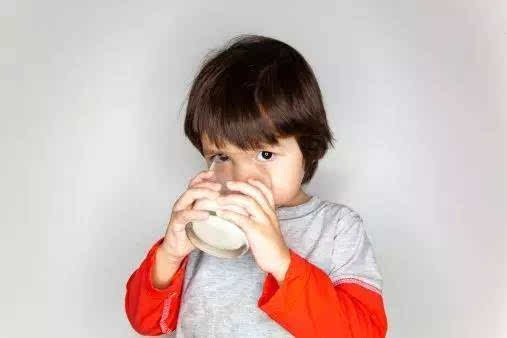 2岁宝宝喝羊奶还是奶粉,宝宝2岁喝奶粉还是鲜奶